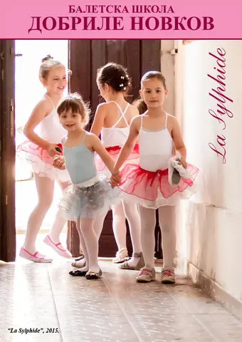 Četiri devojčice u belim trikoima i roze tutuima kod ulaza u salu