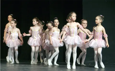 Grupa najmlađih učenica u roze tutuima na sceni