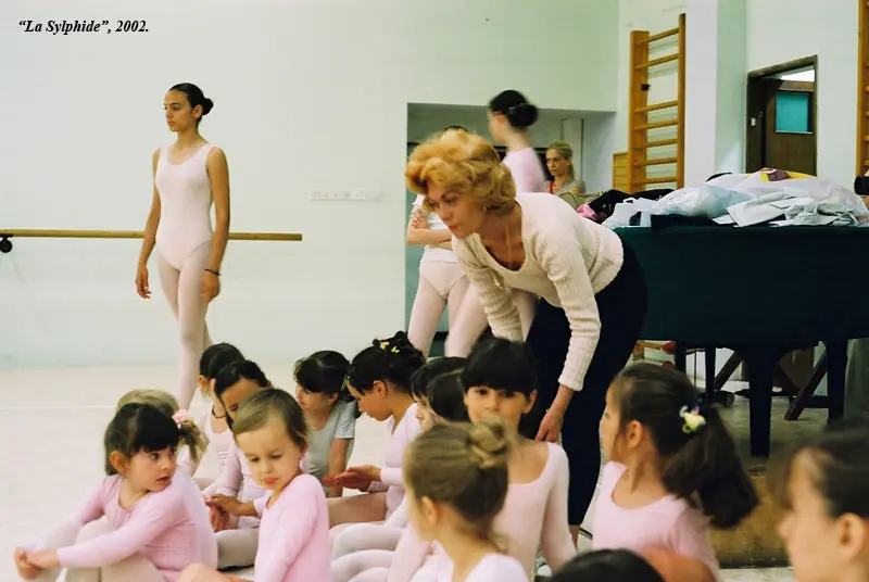 Najmlađa grupa sedi na podu sale i sluša pedagoga