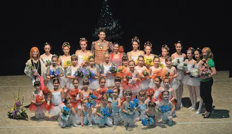 Grupna fotografija svih polaznika u kostimima na sceni posle predstave