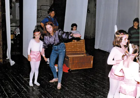 Učenice u kostimima na sceni, scena sa korpom