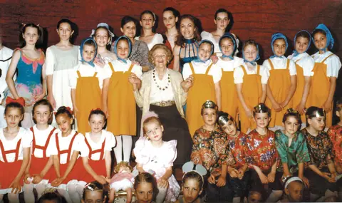 Grupna fotografija učenica u kostimima sa Dobrilom Novkov