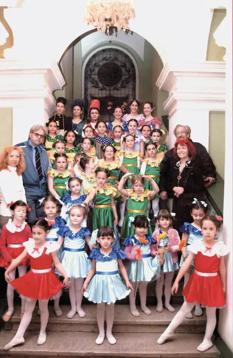 Polaznici škole u kostimima ispred zgrade pozorišta, pre izlaska na scenu