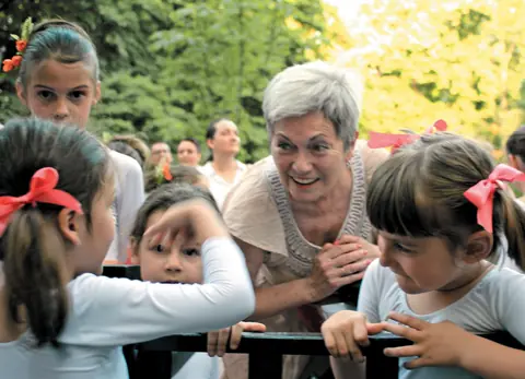 Dobrila Novkov sa decom, fotografija napolju