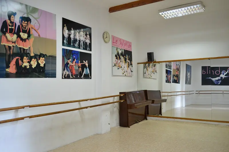 Sala škole La Sylphide: štap, ogledala, drveni pod i klavir