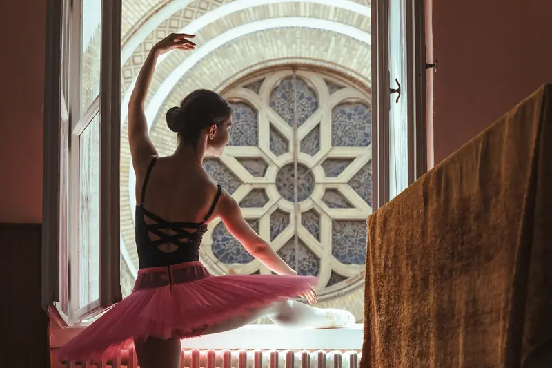 Sonja Hrnjaković u arabesci, nastavnica baleta u školi La Sylphide