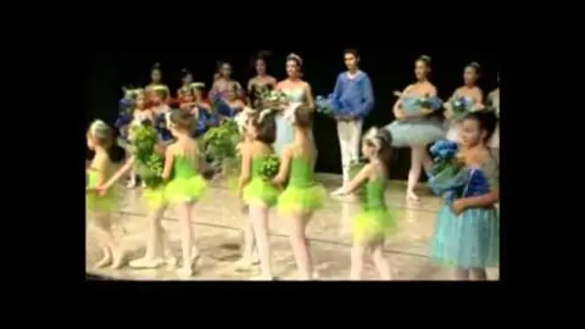 Pepeljuga: poklon, kadar iz snimka učenika škole La Sylphide